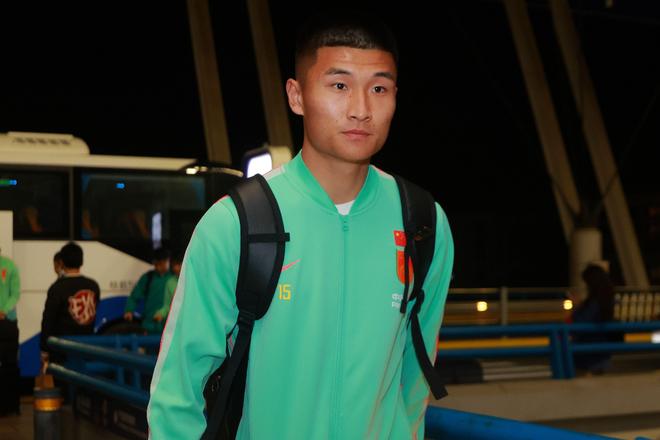 0-0战平泰国，黄嘉辉继续赢得邵佳一信任，国足后腰竞争更趋白热化