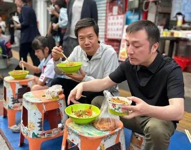雷军武汉早餐风波再起：一碗热干面为何掀翻舆论场